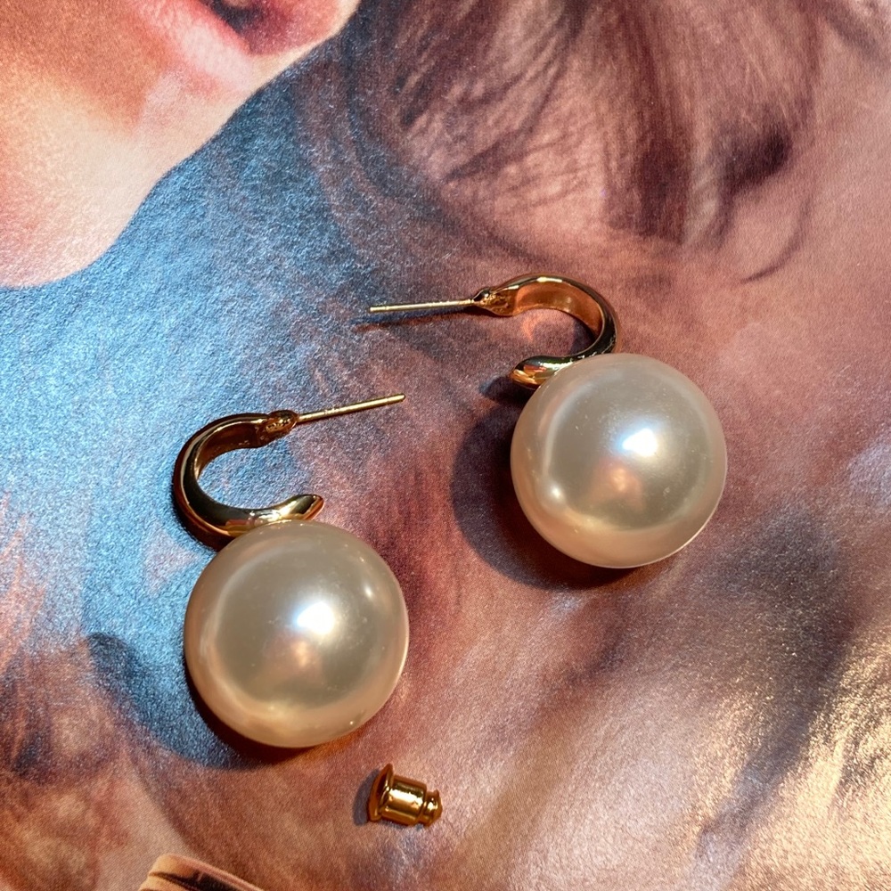 Trendy Big Pearl Gold Tone Earrings - Picture 2 of 4